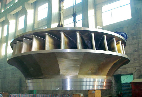 Lắp đặt cánh bánh công tác nhà máy thủy điện Đại Dĩnh Giang, tỉnh Vân Nam