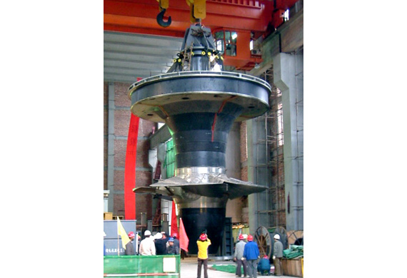 Lắp đặt rotor của nhà máy thủy điện Su Chỉ, Thanh Hải